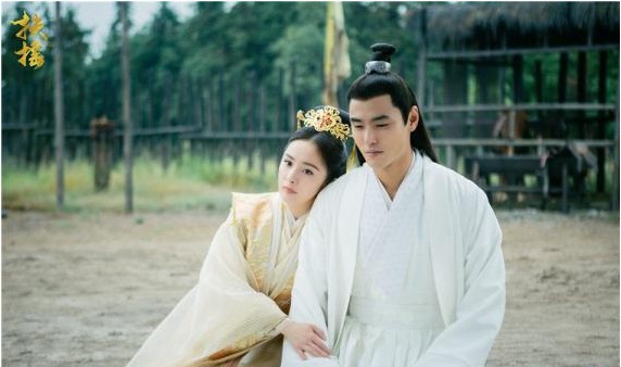 《扶摇》正在热播：扶摇为了解救元皇后饮下剧毒！所幸周叔赶来相救