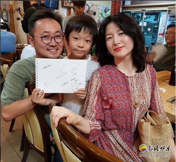 李英爱新戏杀青：她与导演及童星出席庆功会！与饰演儿子童星合照