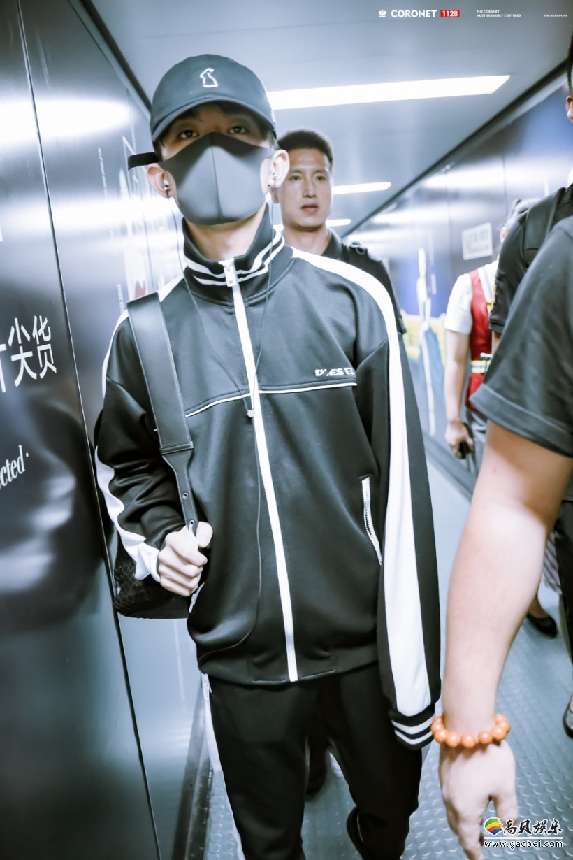 易烊千玺现身机场：口罩帽子全副武装，却在脑后梳起了一个小辫子