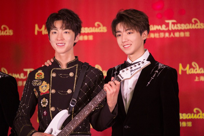 工作室晒出照片：王俊凯与自己蜡像合影，西装笔挺，十分英俊帅气