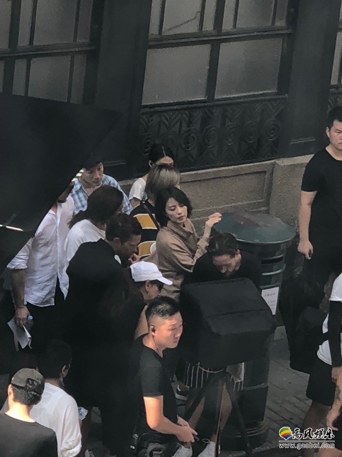 网友曝光路透图：照片拍摄距离比较远，依然能在人群中找到高圆圆