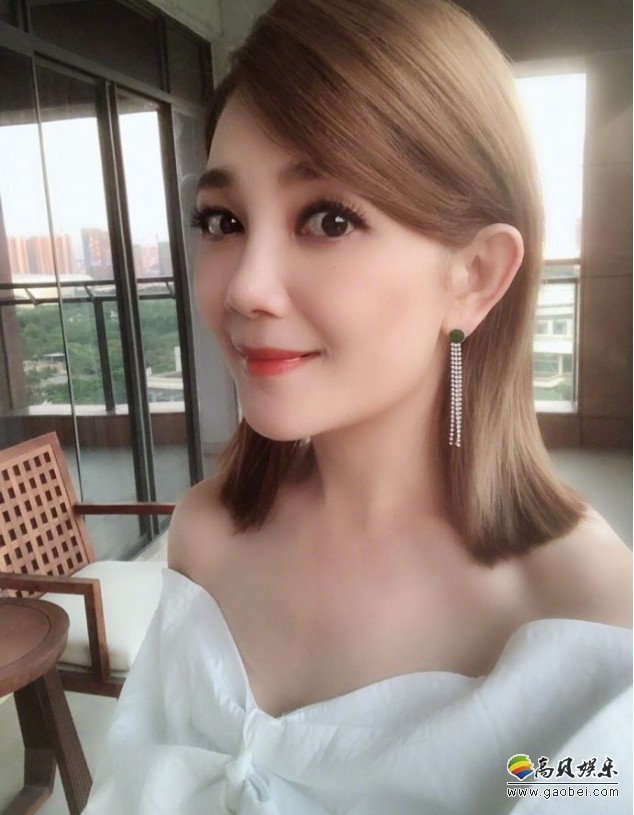 梁静茹微博晒出一组照片：皮肤白嫩，打扮精致，显得十分的有气质