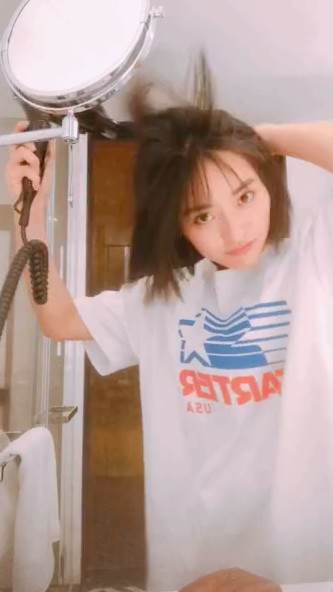 沈月晒出吹吹风照片：身穿简单的白色T恤，素颜出镜十分清新可爱