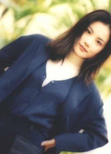 王菲昔日全家福曝光：在照片中，王菲与爸爸、妈妈和哥哥同框出镜