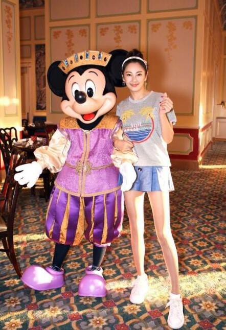 张雨绮晒出游玩迪士尼照片：灰T恤配蓝色小短裙，比心卖萌少女心