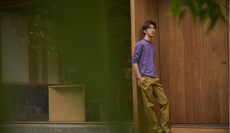 范丞丞时尚杂志大片曝光：衣着简约依旧散发出少年青春感和文艺气息