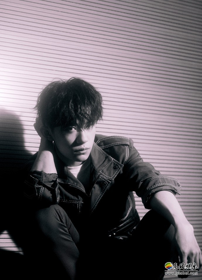 易烊千玺最新大片：身着军绿色工装夹克，配以同色工装裤！利落有型