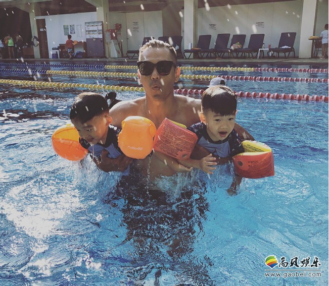 范玮琪晒出丈夫黑人和双胞胎儿子飞飞翔翔照片：三人在泳池尽情嬉戏