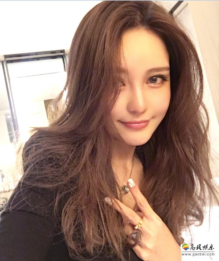 罗志祥女友周扬青晒性感照：身着黑色蕾丝内搭，低腰热裤大秀小蛮腰