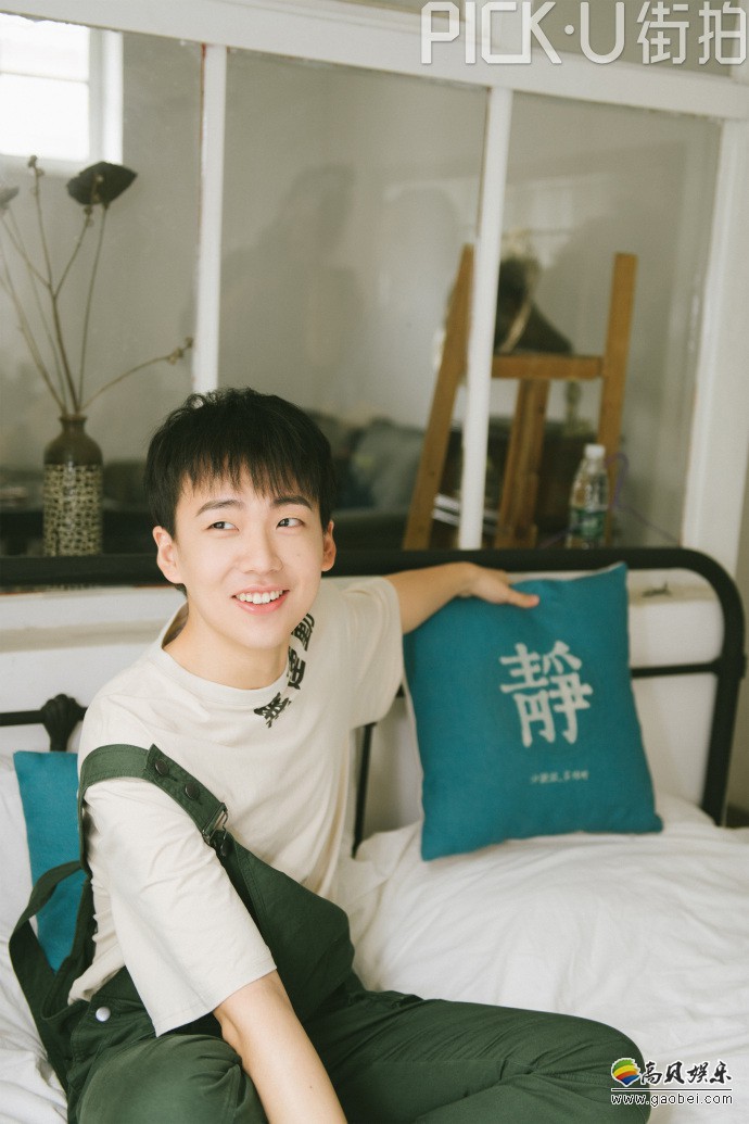 郭德纲儿子郭麒麟夏日写真照曝光：郭麒麟气质出众，呆萌与元气并行
