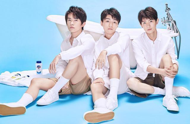 TFBOYS组合晒出合影照：三人身穿西装，比着“五”手势，帅气有型