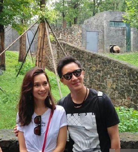 网友们晒出都江堰偶遇韩庚、卢靖姗照片：小情侣甜蜜模样羡煞众人