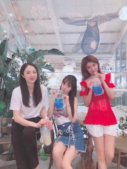 董璇晒出与李小璐甘薇聚会照片：董璇与李小璐甘薇好姐妹亲密合影