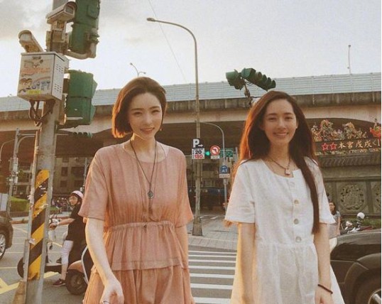 高晓松前妻夕又米晒照：逆生长明显！与闺蜜郭碧婷相约逛街品美食