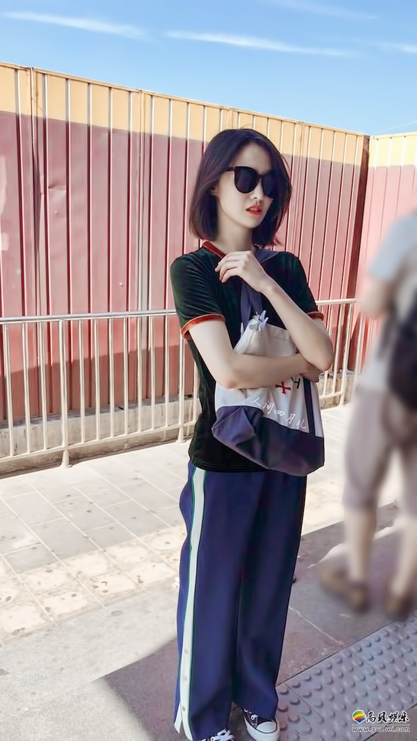 网友晒出偶遇郑爽拍摄新剧《青春斗》照片：休闲打扮衬托出大佬范