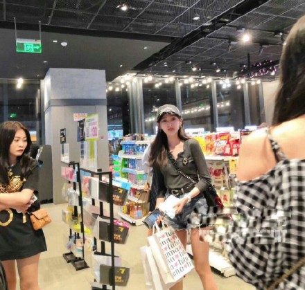 网友晒出海口偶遇吴宣仪照片：这是其宣布退出火箭少女后首次露面