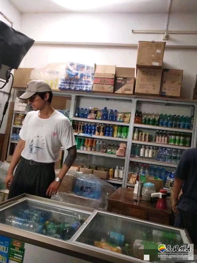 胡歌又被网友偶遇：胡歌正在拍摄新戏，造型也是新戏中的定妆造型
