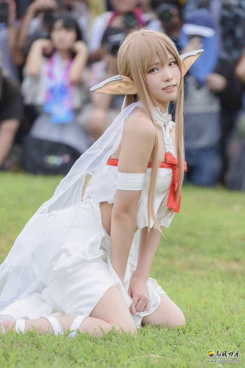 日本同人展会C94：美女COSER“Enako”化身亚丝娜吸引了摄影者