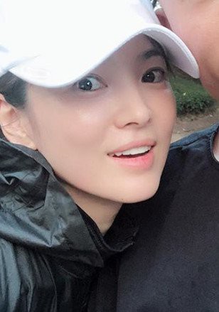 宋慧乔肌肤依旧亮丽如昔   难得自拍状态超好相当惊艳