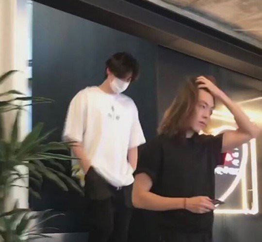 金宇彬与好友李钟硕一起去夏威夷旅行而受到人们的关注