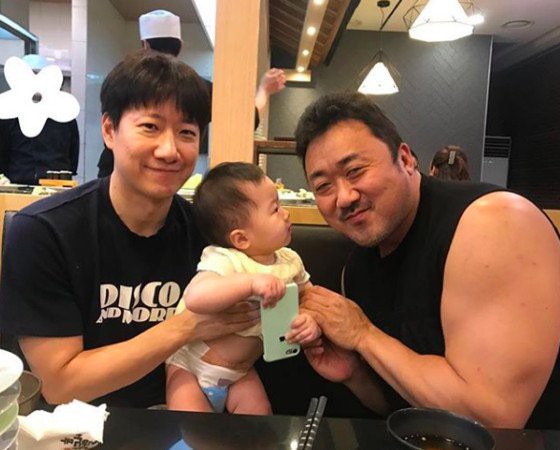 身材壮硕的马东锡手臂早已超过脸的大小  小婴儿盯着看