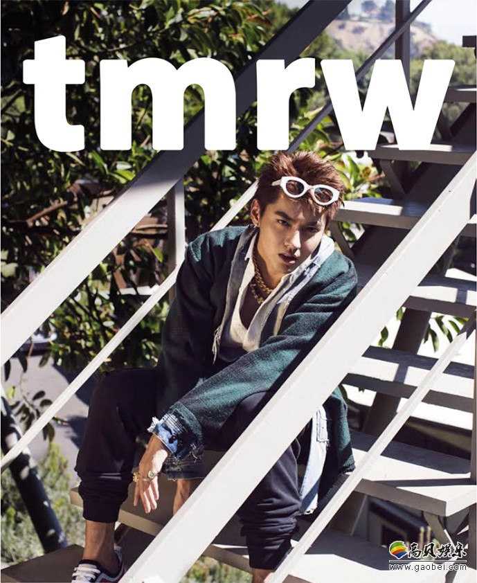 吴亦凡登上英国杂志《tmrw》封面：眼神深邃、轮廓分明，自在随性
