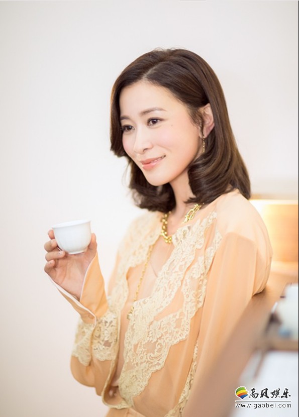 佘诗曼受邀出席某品牌活动：身着一袭不规则暖色蕾丝点缀长裙亮相