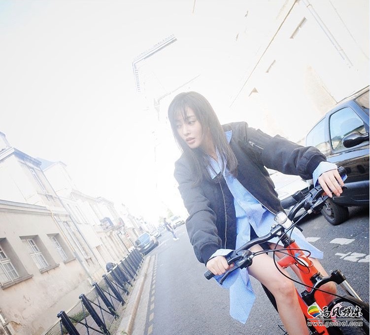 张天爱发布街拍时尚大片：化身活力元气少女！长腿小蛮腰好身材尽显