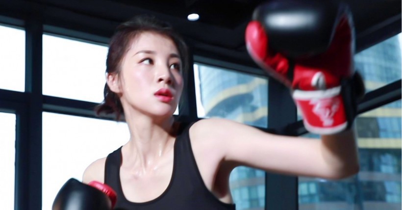 章龄之第二期#Dar龄你好吗#重击上线：章龄之在健身房中“挥汗如雨”