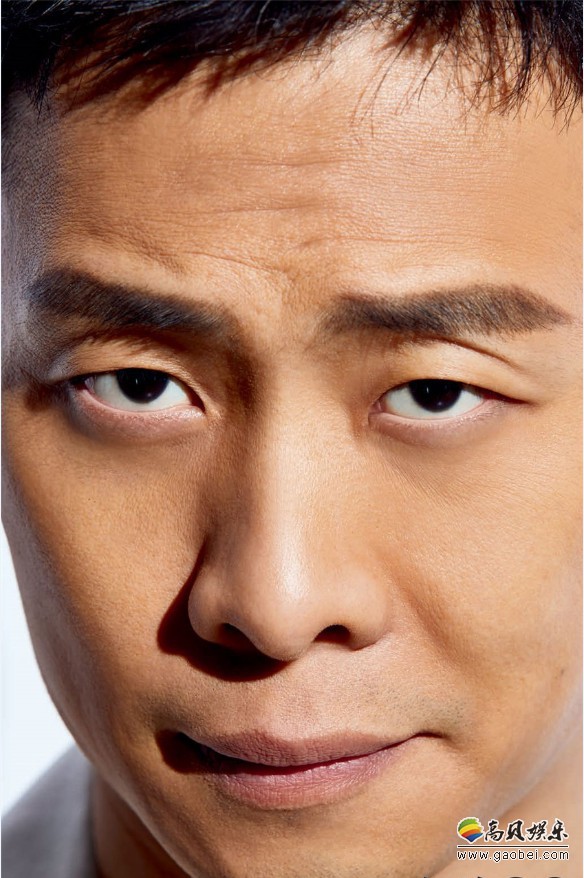 张译时尚大片:身着针织西装上衣,搭配棕黄色运动鞋,化身功夫boy