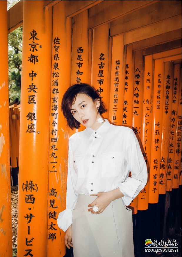 吕佳容日系写真大片：知性透着优雅温婉气场大开！优雅干练无缝切换