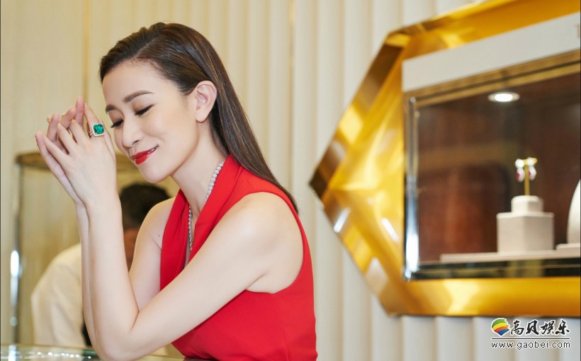佘诗曼亮相某品牌开幕活动：发布会现场红色阔腿套装，梳着干练长发