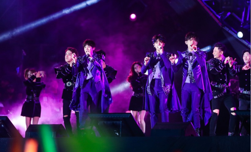 TFBOYS组合五周年演唱会完美落幕：三人紫礼服造型亮相，现场嗨唱