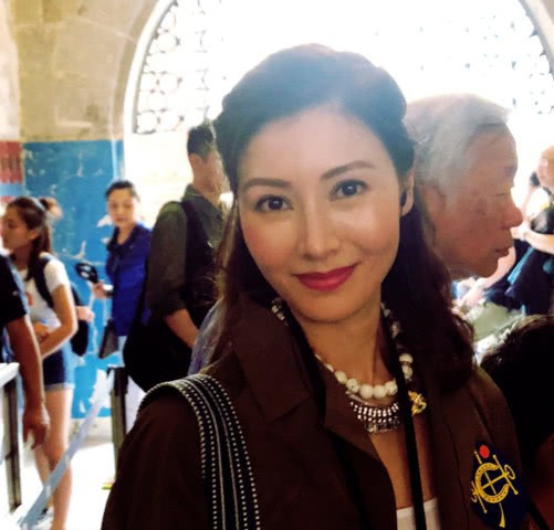 李嘉欣发布新照：豪门阔太放下应酬，全天陪伴儿子许建彤游览美术馆