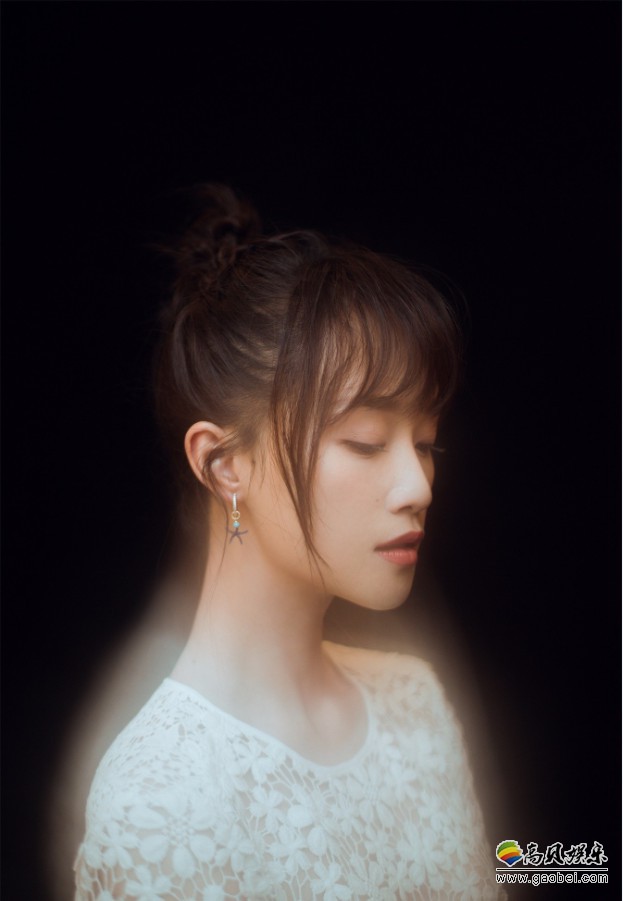 蓝盈莹亮相浙江卫视中国蓝十周年主题晚会节目：散发着灵动少女魅力