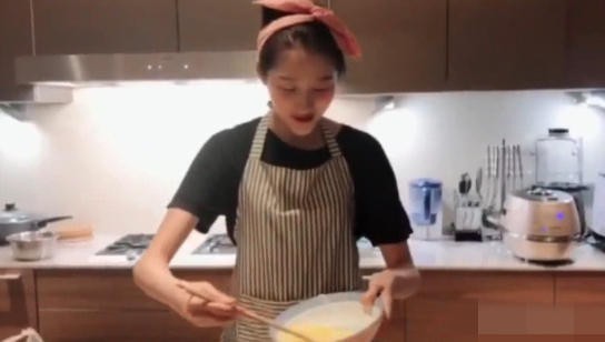 工作室晒出一段关晓彤做饭视频：关晓彤做起饭来有模有样，相当熟练