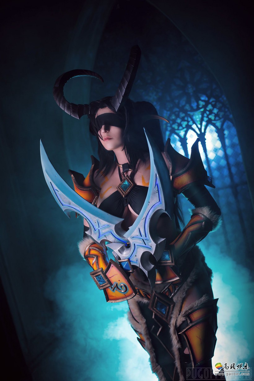 本次带来《风暴英雄》俄罗斯美女COSER：完美还原恶魔猎手瓦莉拉