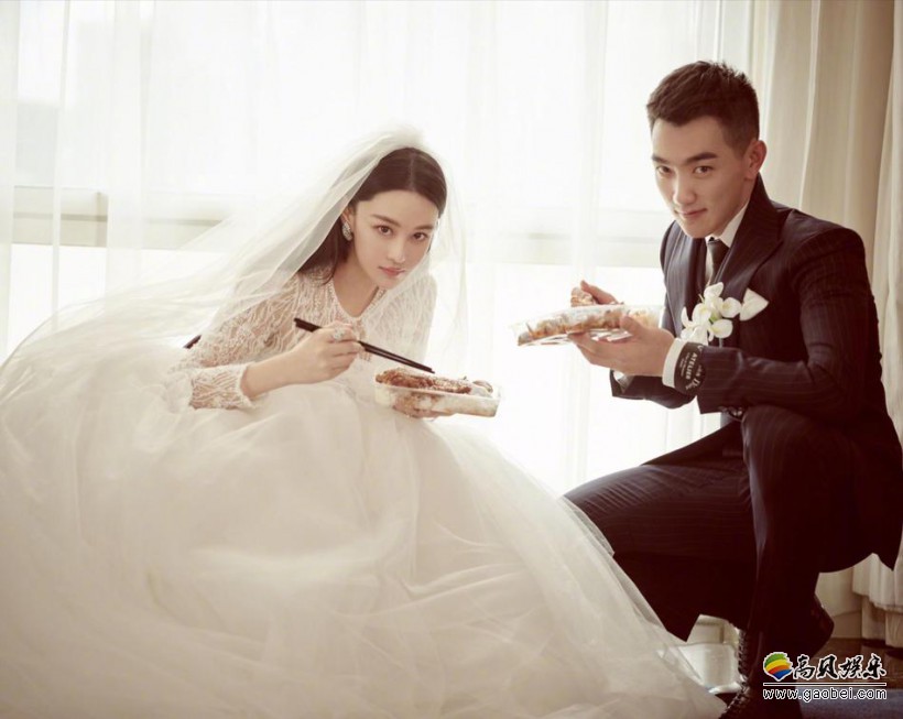 张馨予微博上传照片：身穿婚纱，美丽动人。与老公何捷一起吃东西