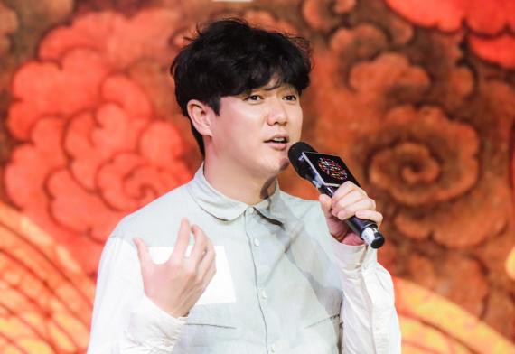 《天气预爆》亮相推介会：主创肖央登台与全国院线经理进行交流
