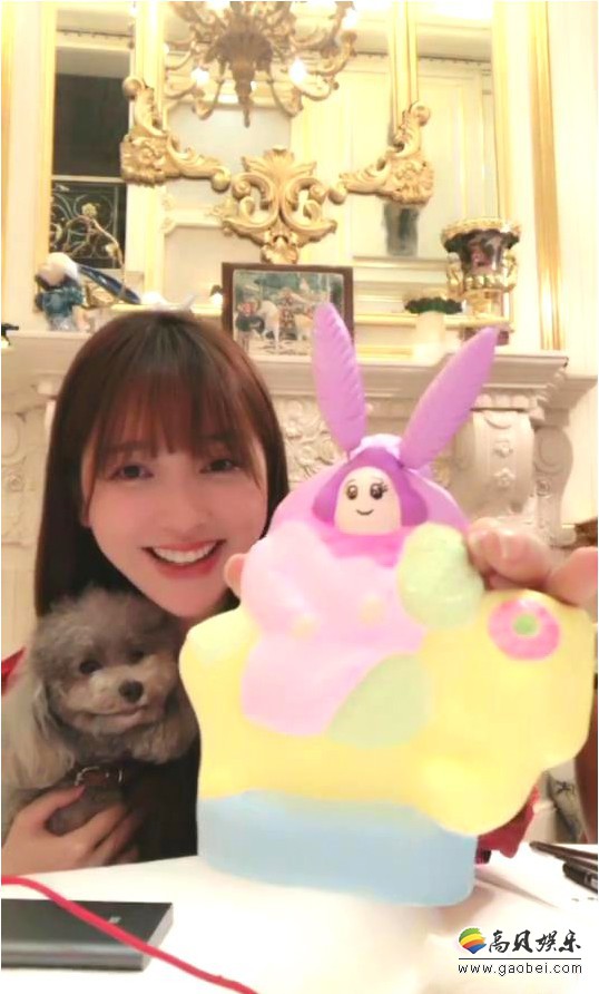 中秋节前夕：金莎直播给“兔爷”上色任务！清唱了未发表的新歌