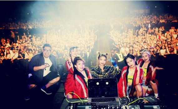 VaVa亮相上海春浪音乐节:惊艳的发型玩转少女俏皮感,吸睛十足 VaVa亮相上海春浪音乐节:惊艳的发型玩转少女俏皮感,吸睛十足