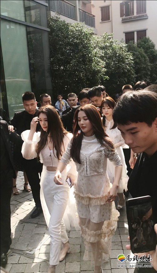 火箭少女成员参加上海“快闪”活动：杨超越鞋跟被卡遭遇了尴尬