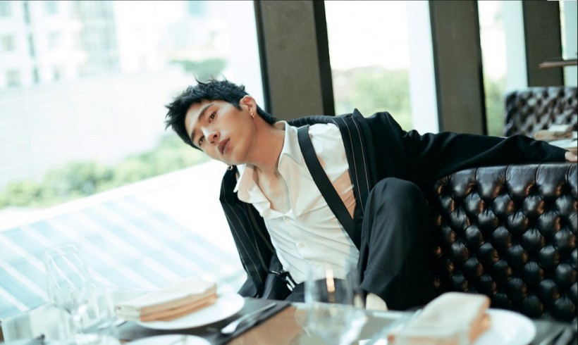 井柏然时尚组图曝光：慵懒自在坐在餐厅内，看向窗外，若有所思