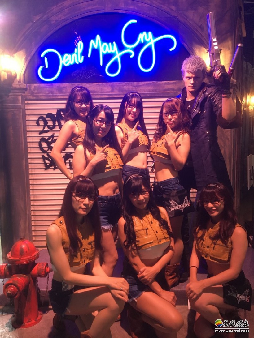 TGS《鬼泣5》展台：帅气1:1尼禄雕像引来众多“妮可”COS合影