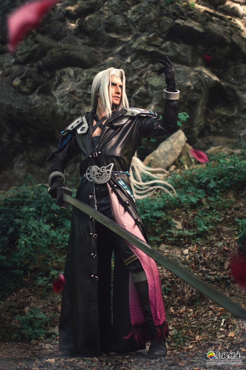 国外COSer《最终幻想7》萨菲罗斯Cosplay：货真价实“火主题”