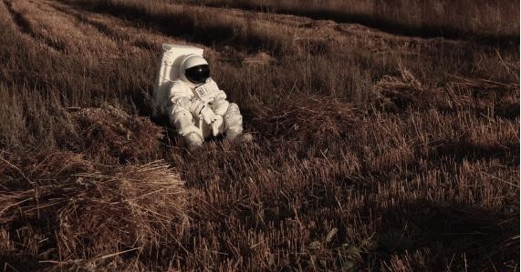 吉克隽逸新歌MV写真大片：寻找机会和梦想的人像探索宇宙的宇航员