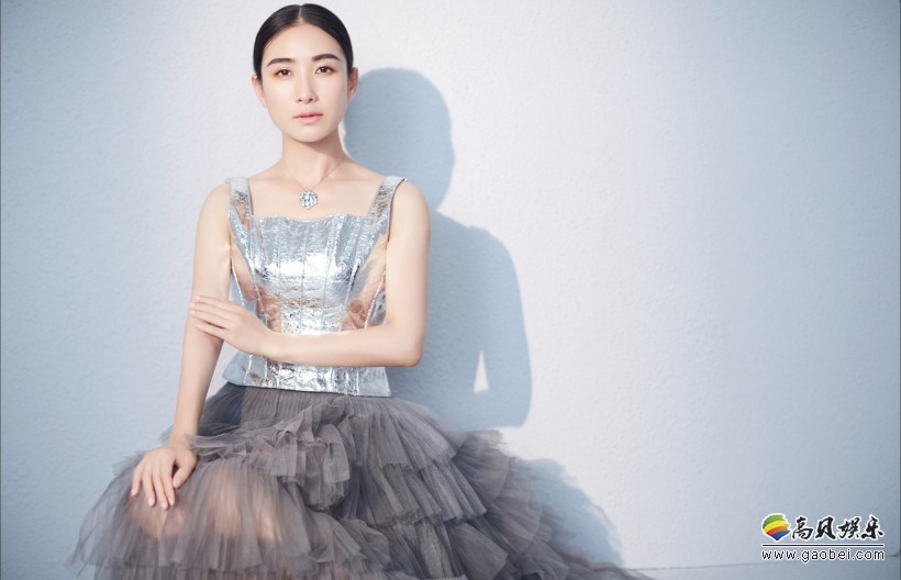 陶昕然时尚大片来袭：光与影的变幻之中，女神魅力与时尚态度尽显