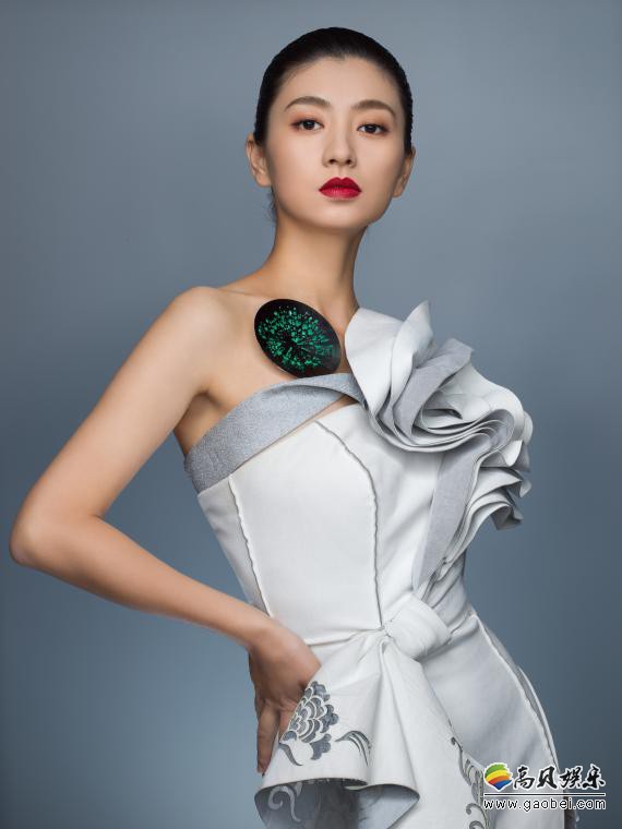 斓曦拍摄时尚大片：白色镂空抹胸礼服长裙，简单时尚不失精致细节