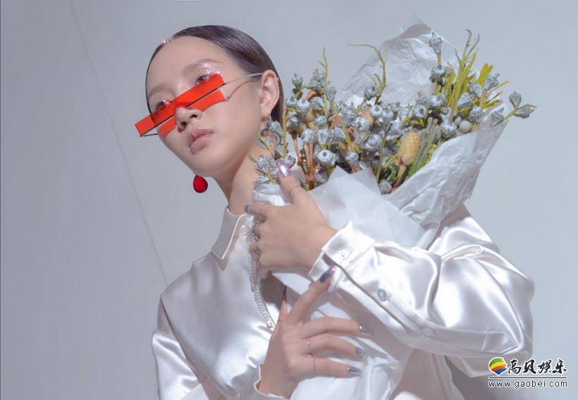 孟佳全新造型写真：身着白色缎面上衣，保持女王范，展露清冷气质
