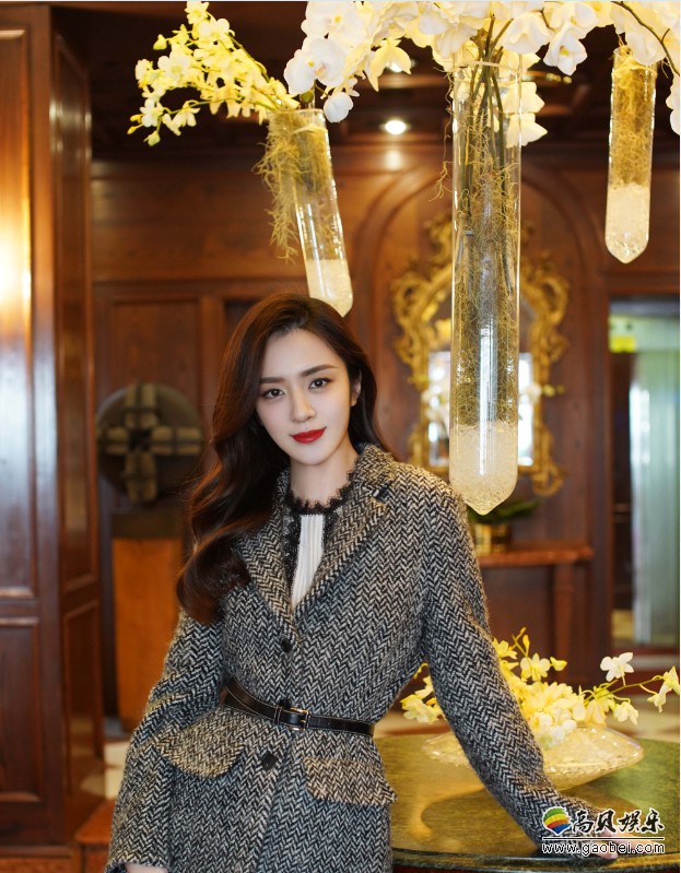 王晓晨受邀亮相米兰时装周看秀：若隐若现的大长腿诱惑女人味十足